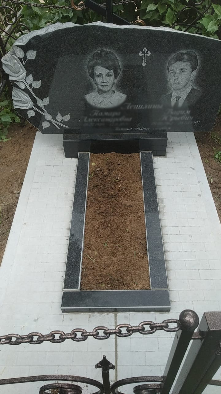 Гранитный памятник.