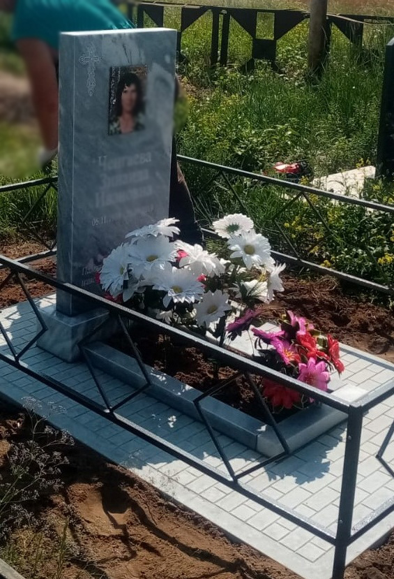 Мраморный памятник.