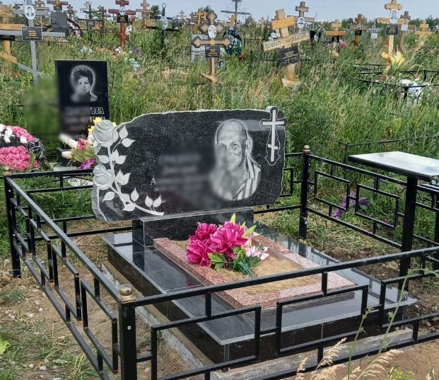 Гранитный памятник.