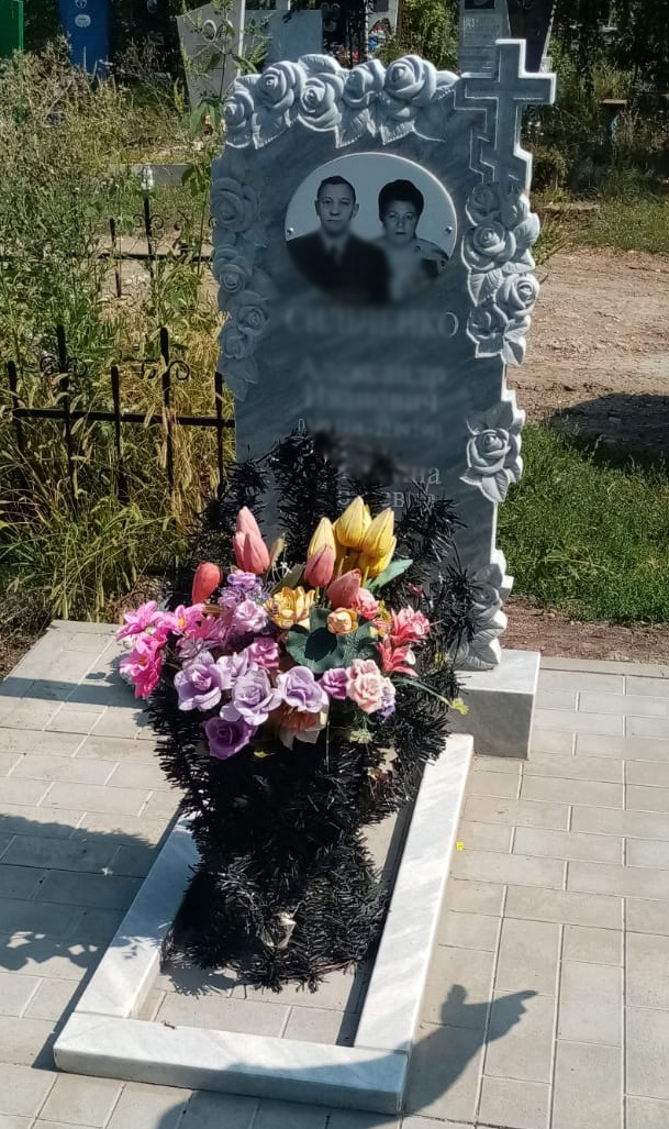 Мраморный памятник.