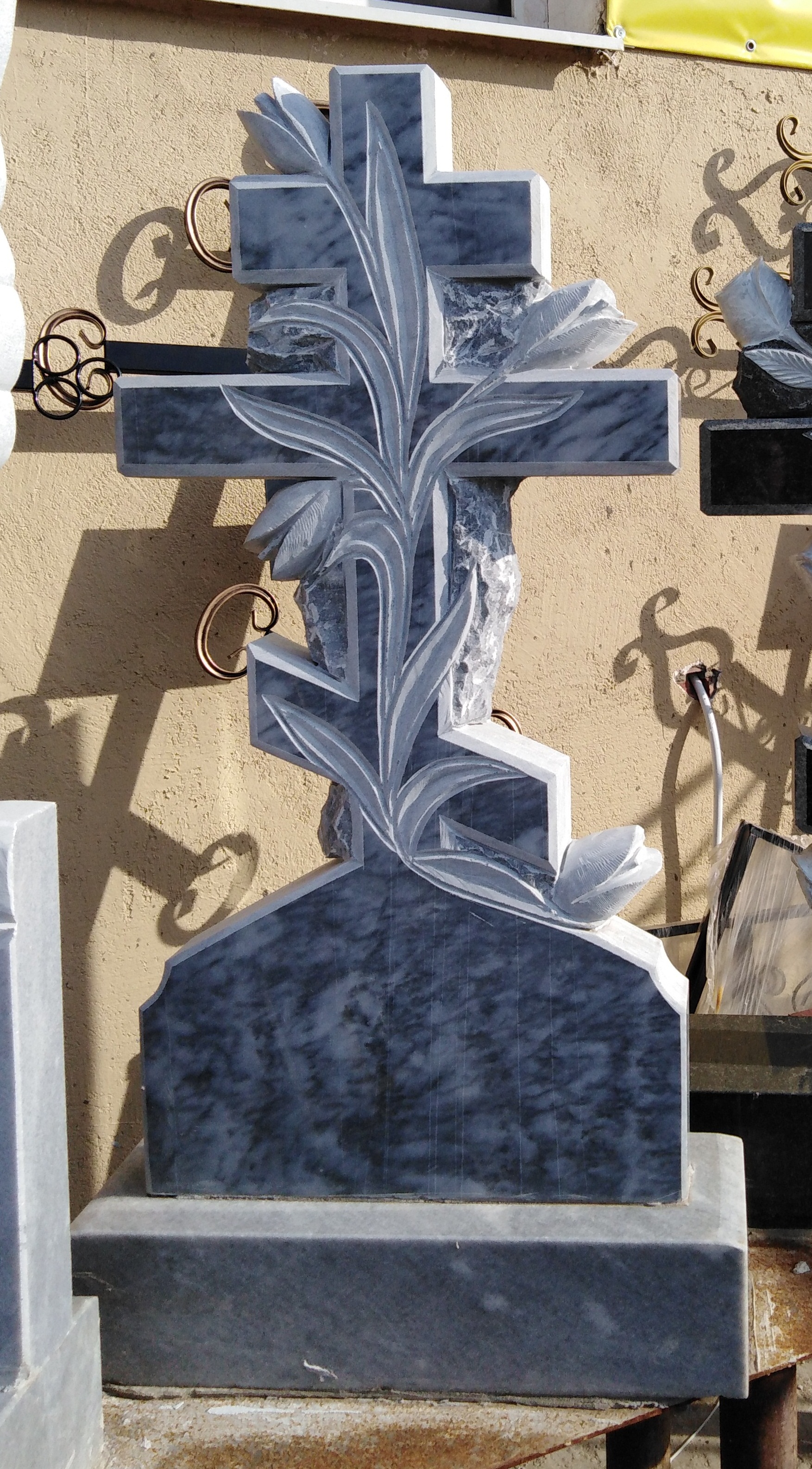 Мраморный памятник.