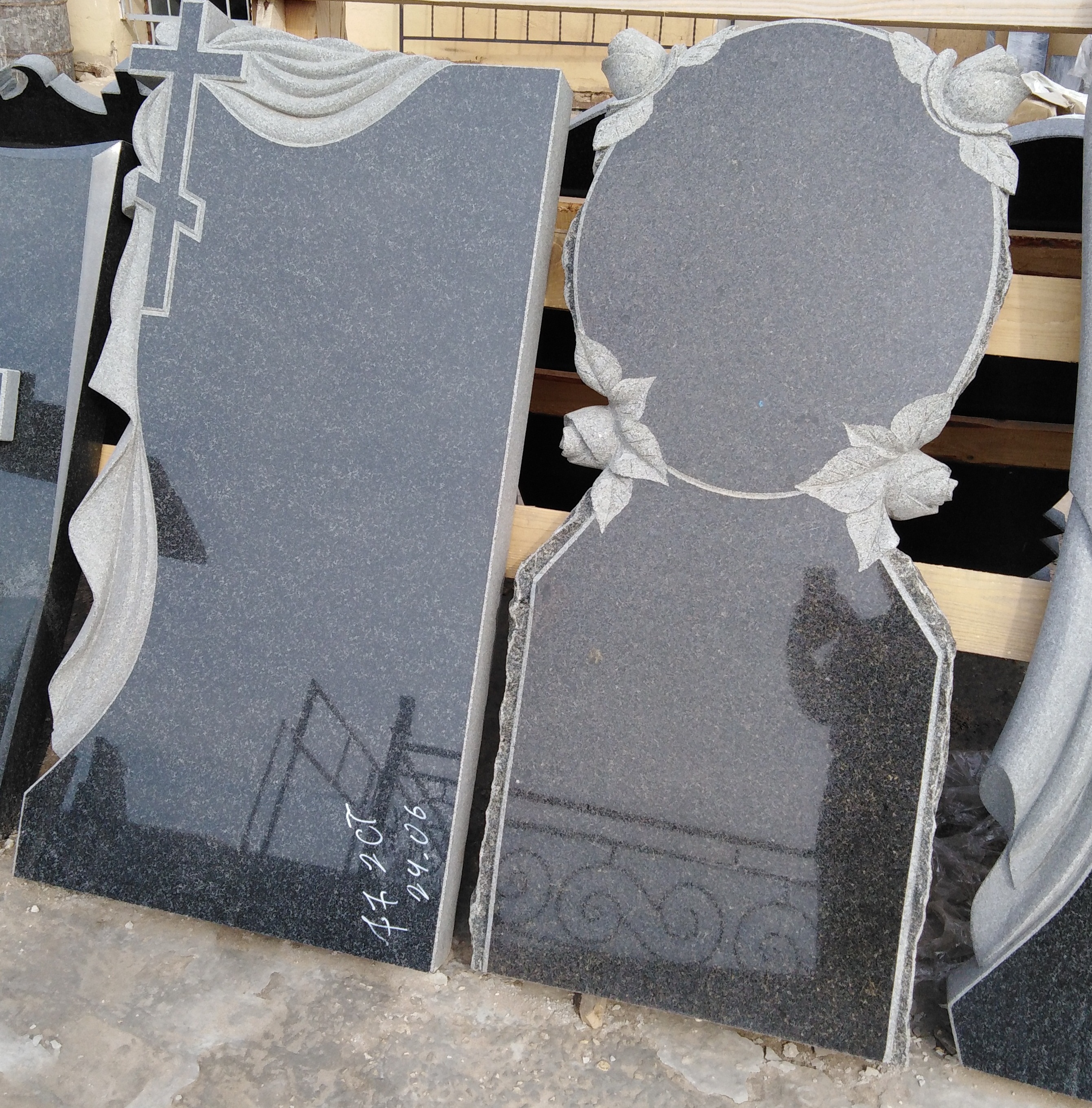 Гранитный памятник.