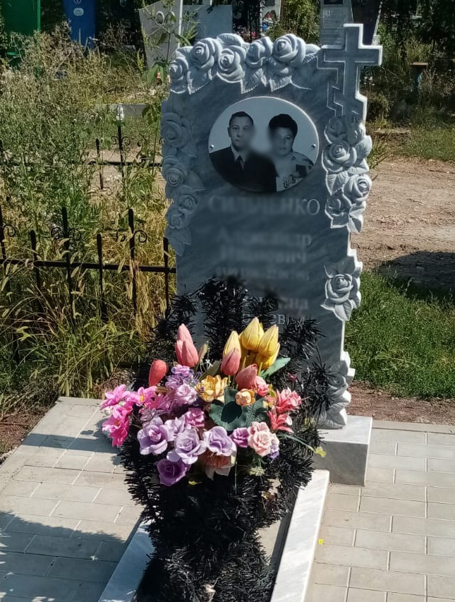 Мраморный памятник.