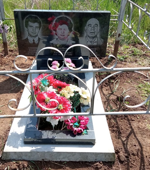 Гранитный памятник.