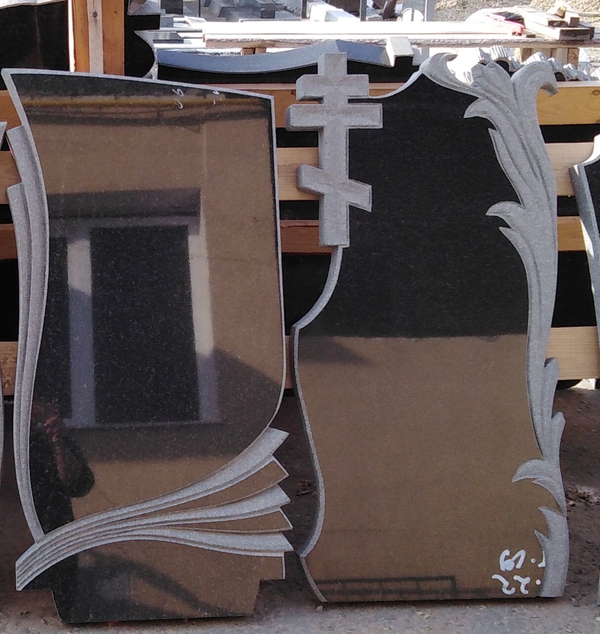 Гранитный памятник.