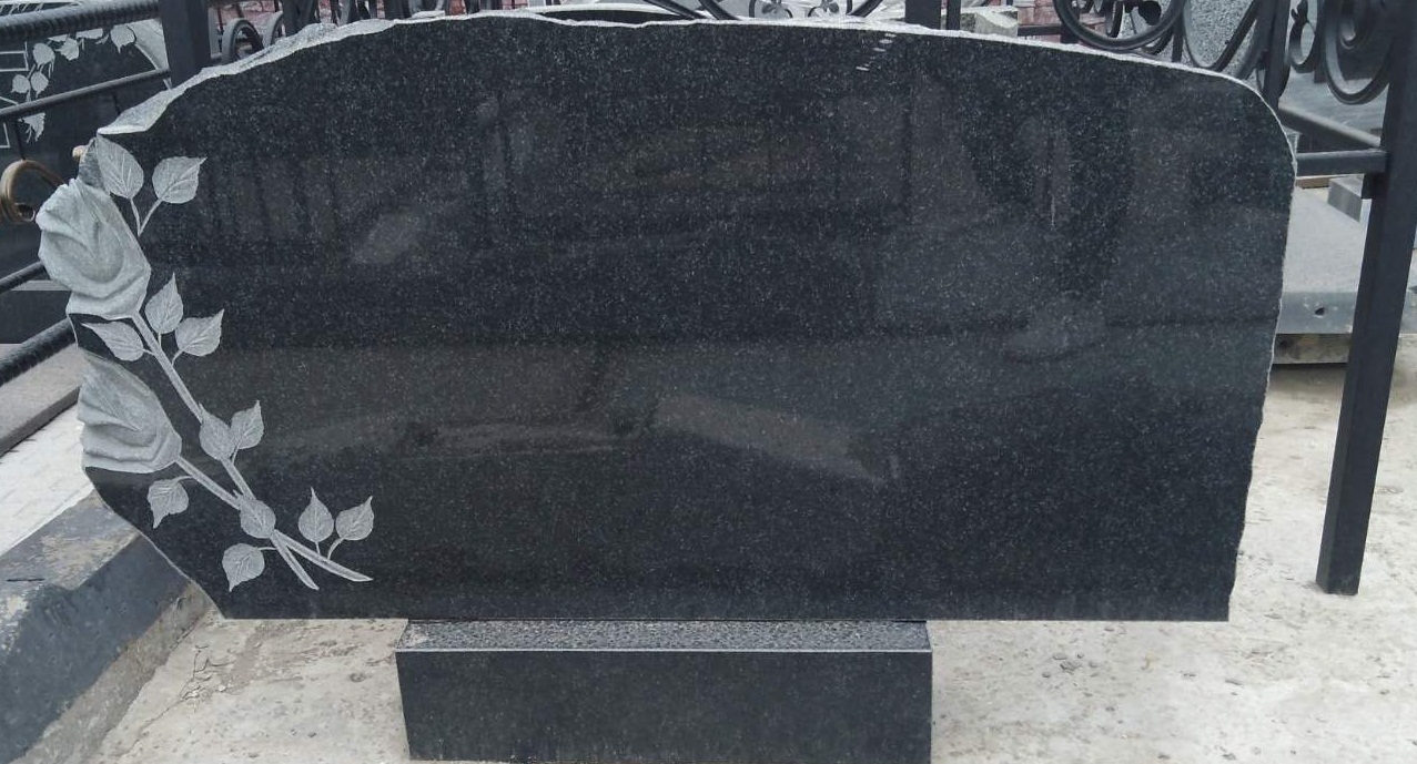 Гранитный памятник.