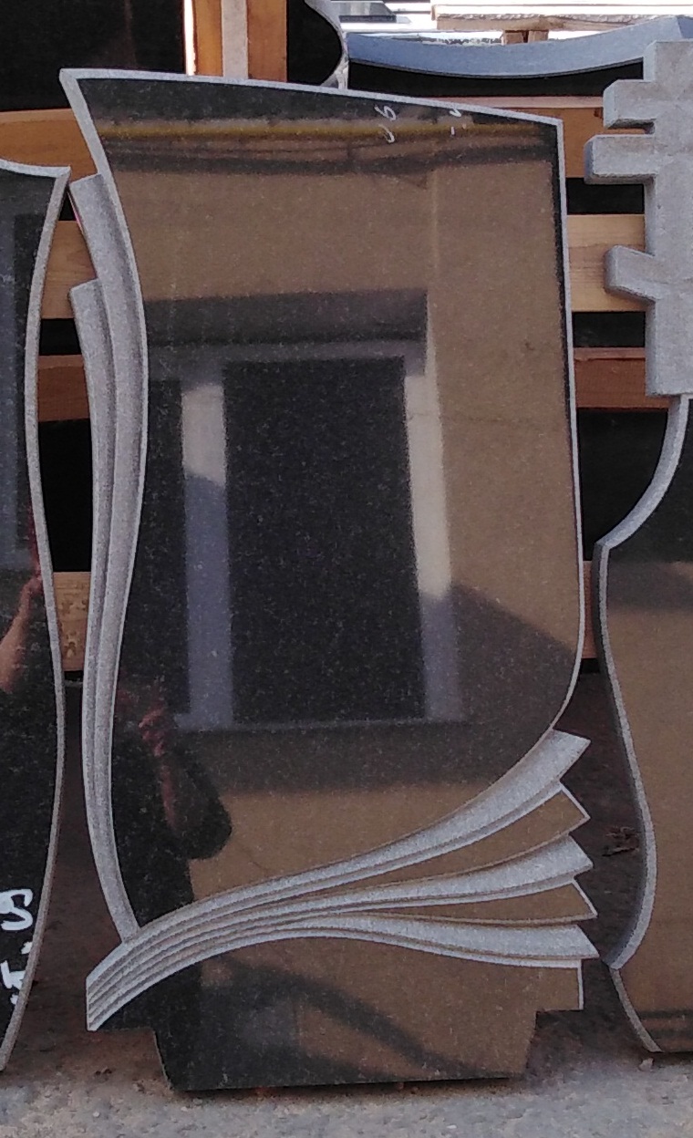 Гранитный памятник.