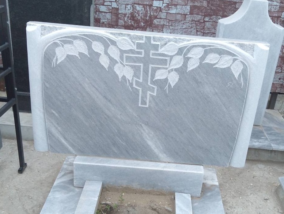 Мраморный памятник.