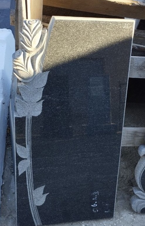 Гранитный памятник.