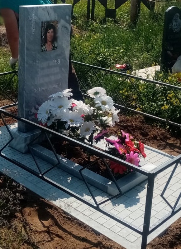 Мраморный памятник.