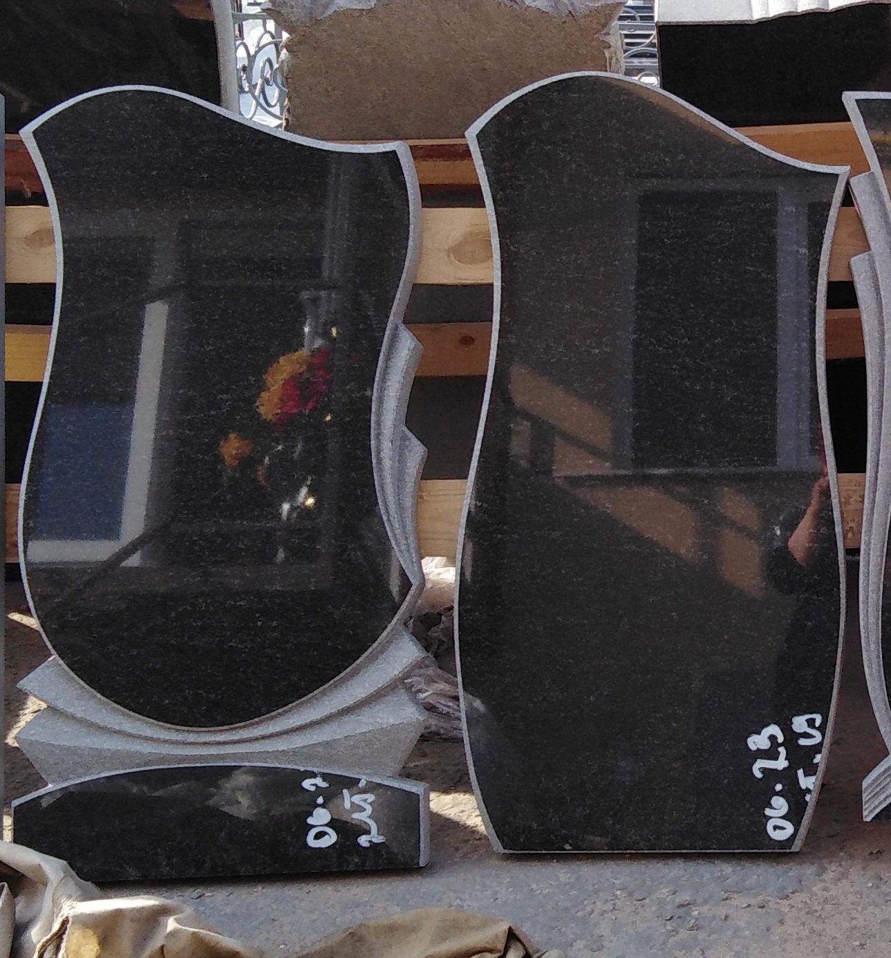 Гранитный памятник.