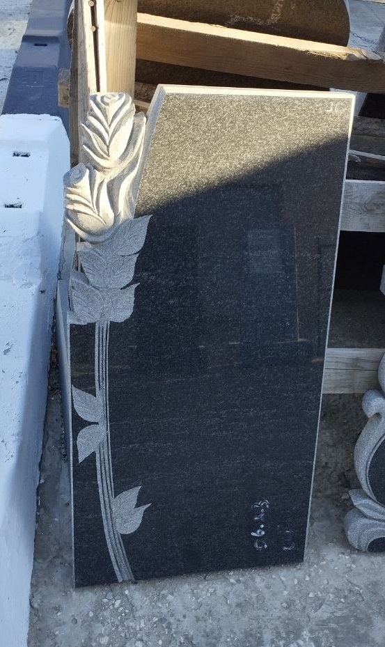 Гранитный памятник.