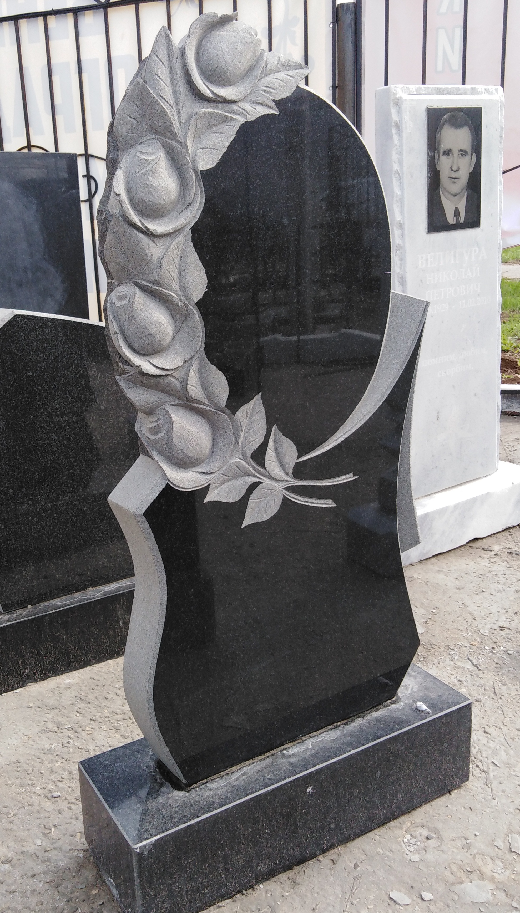 Гранитный памятник.