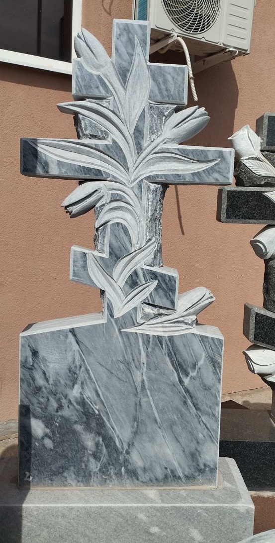 Мраморный памятник.