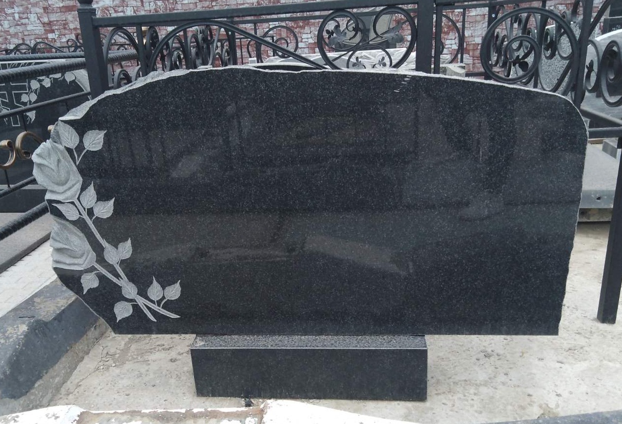 Гранитный памятник.