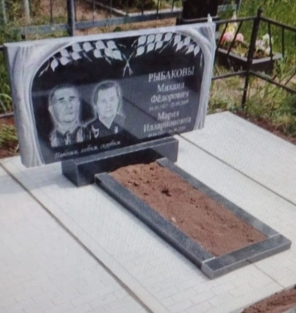 Гранитный памятник.