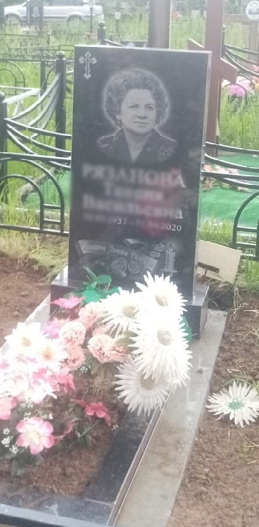 Гранитный памятник.