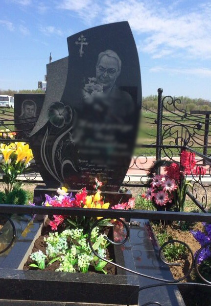 Гранитный памятник.