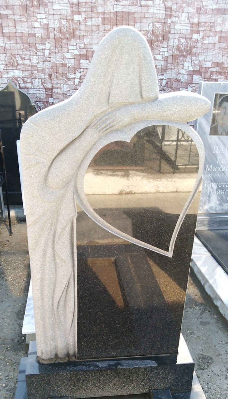 Гранитный памятник.
