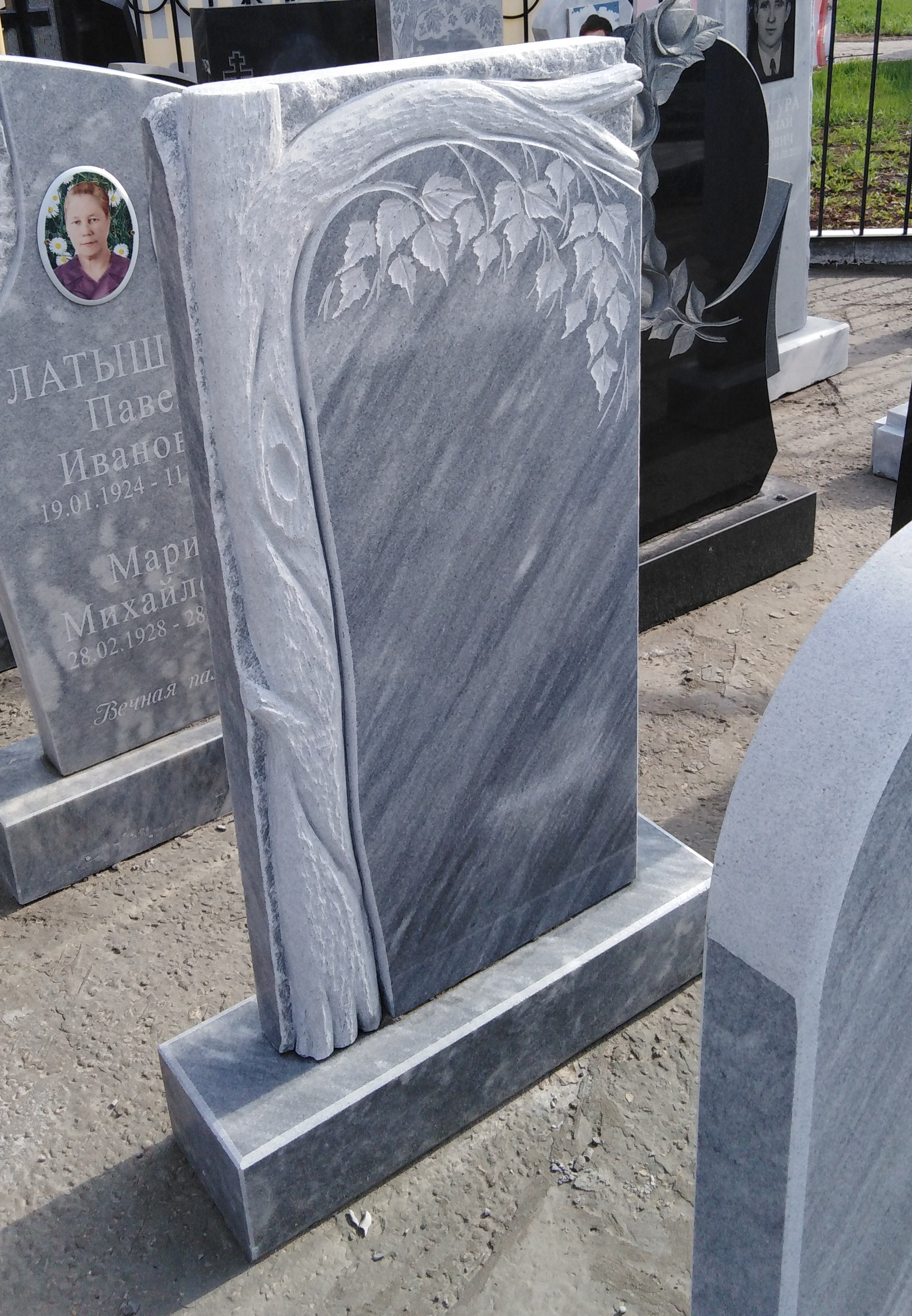 Мраморный памятник.