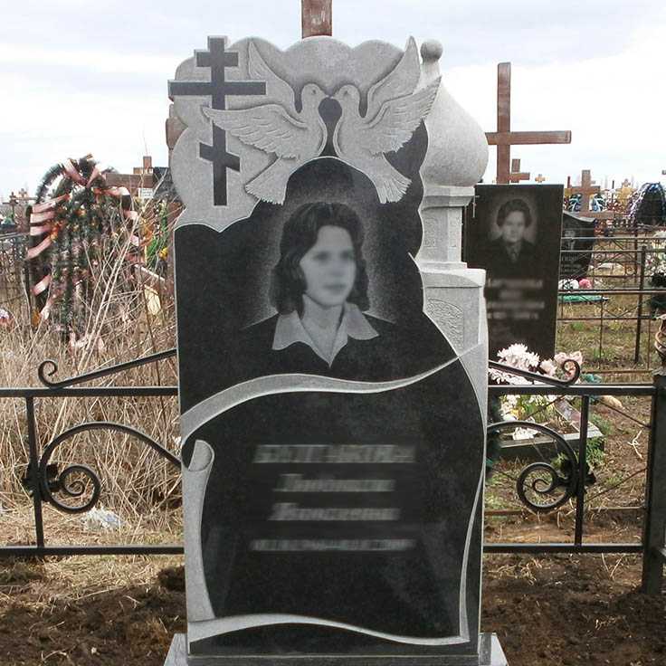 Гранитный памятник.