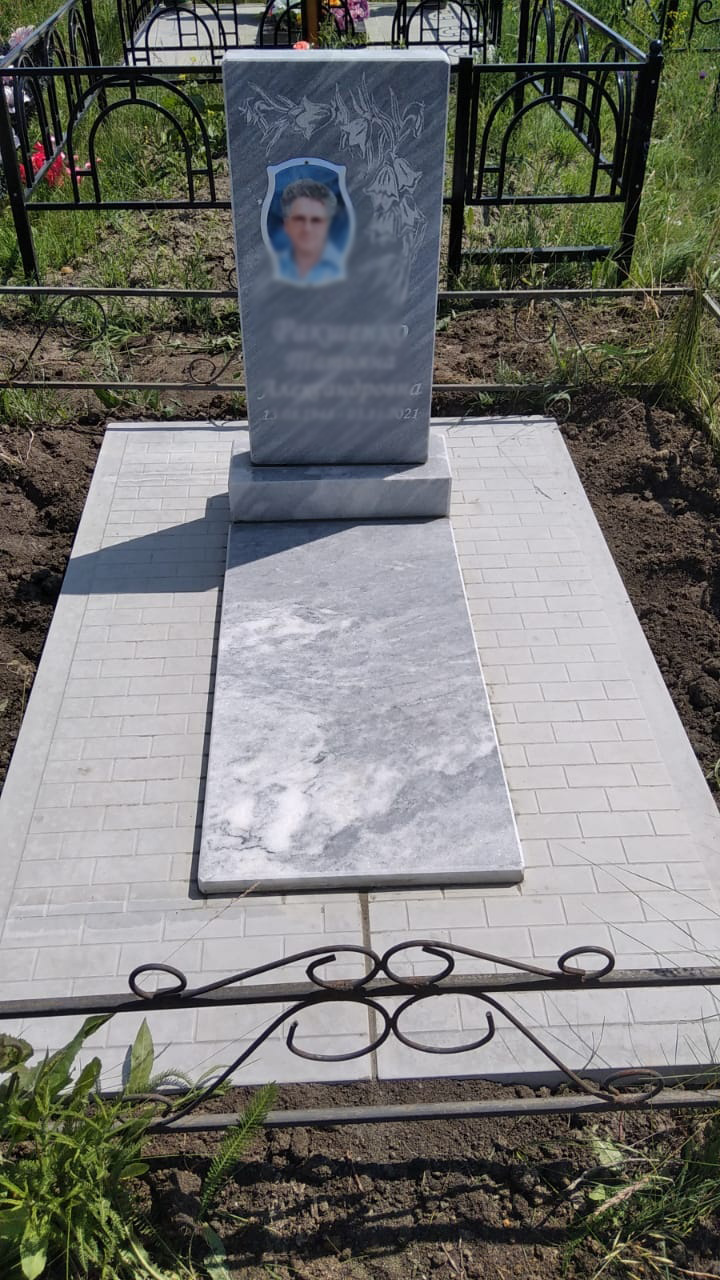 Мраморный памятник.