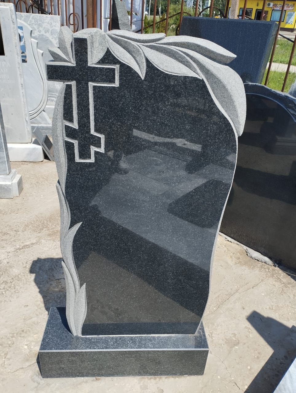 Гранитный памятник.