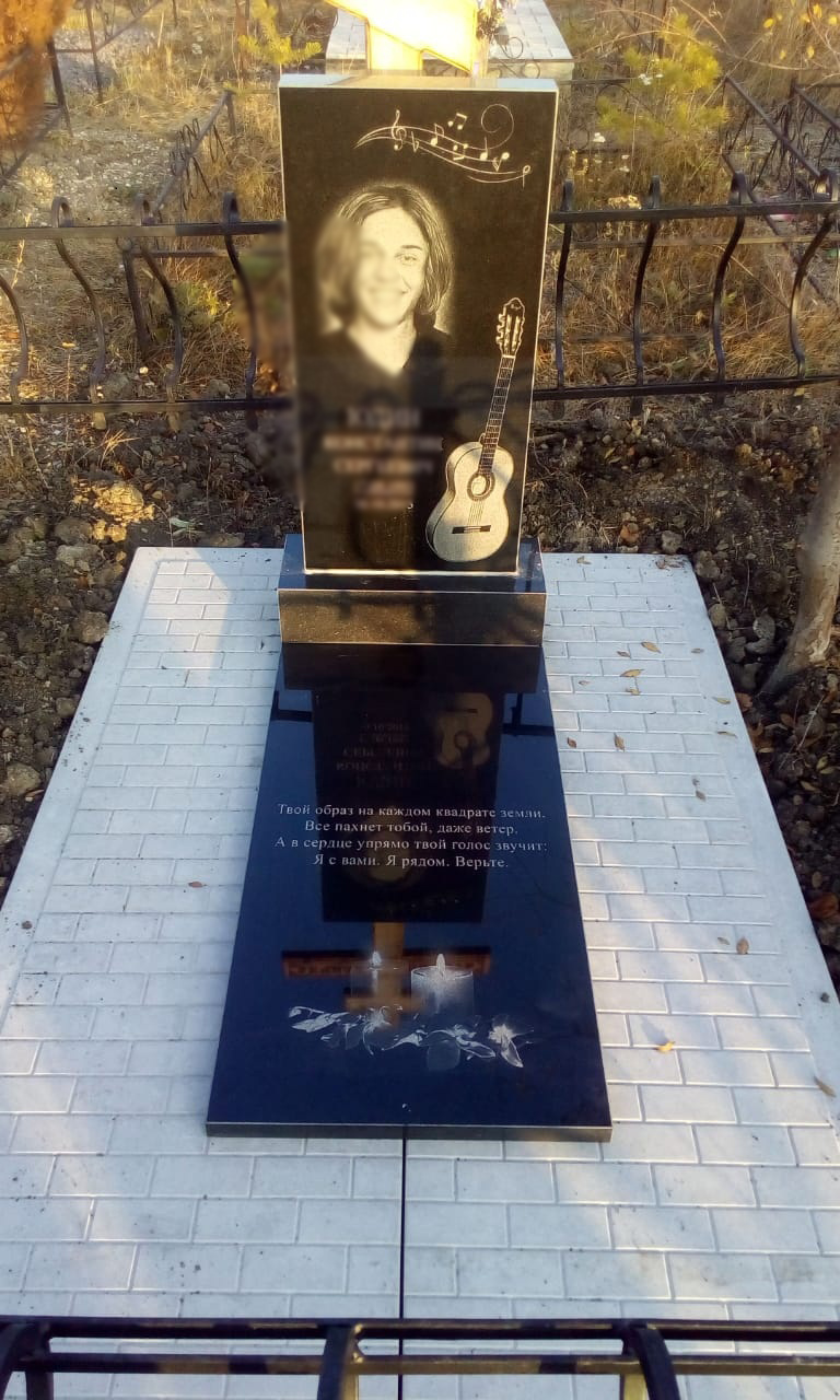 Гранитный памятник.