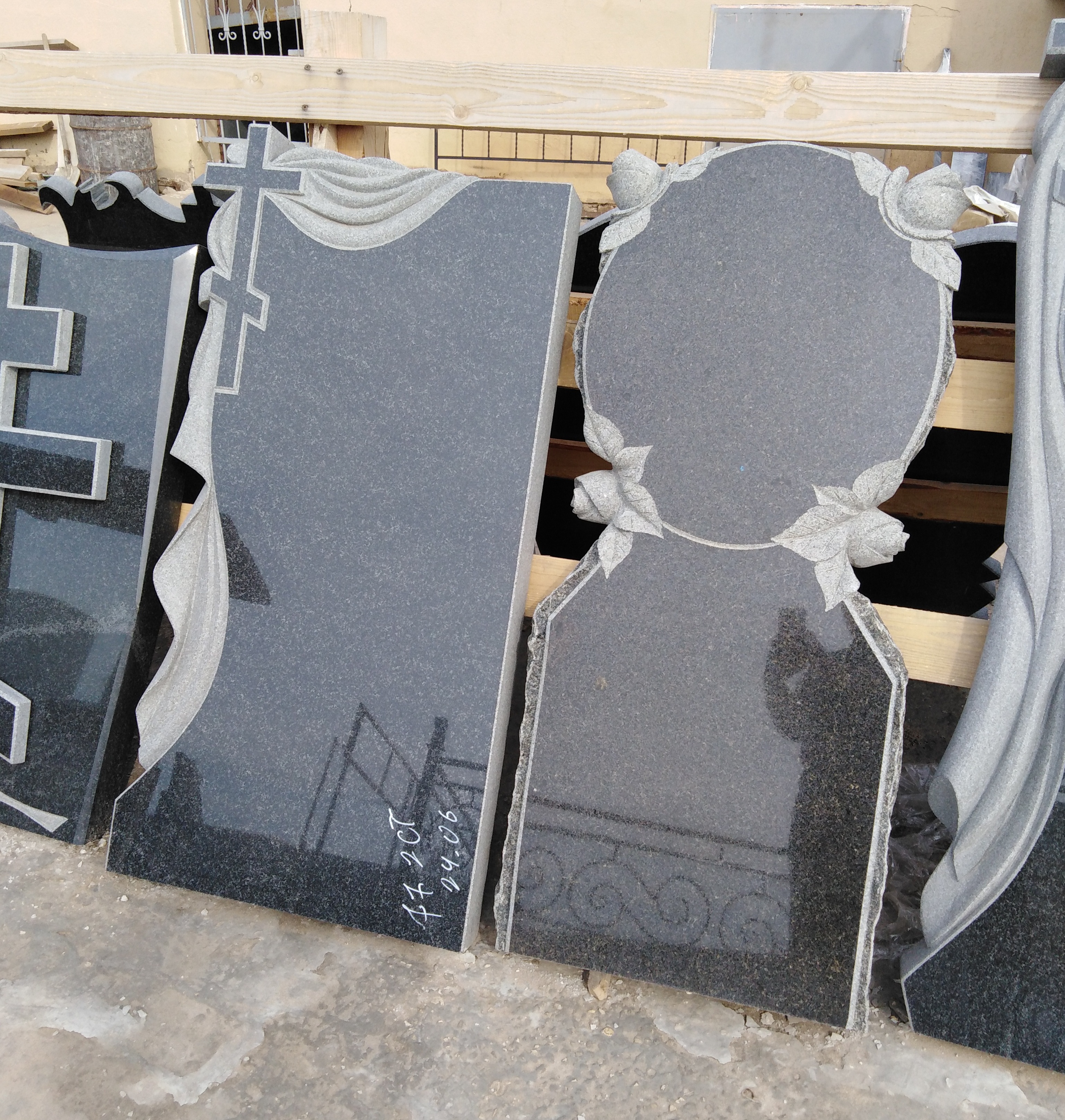 Гранитный памятник.