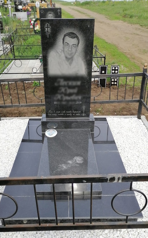 Гранитный памятник.