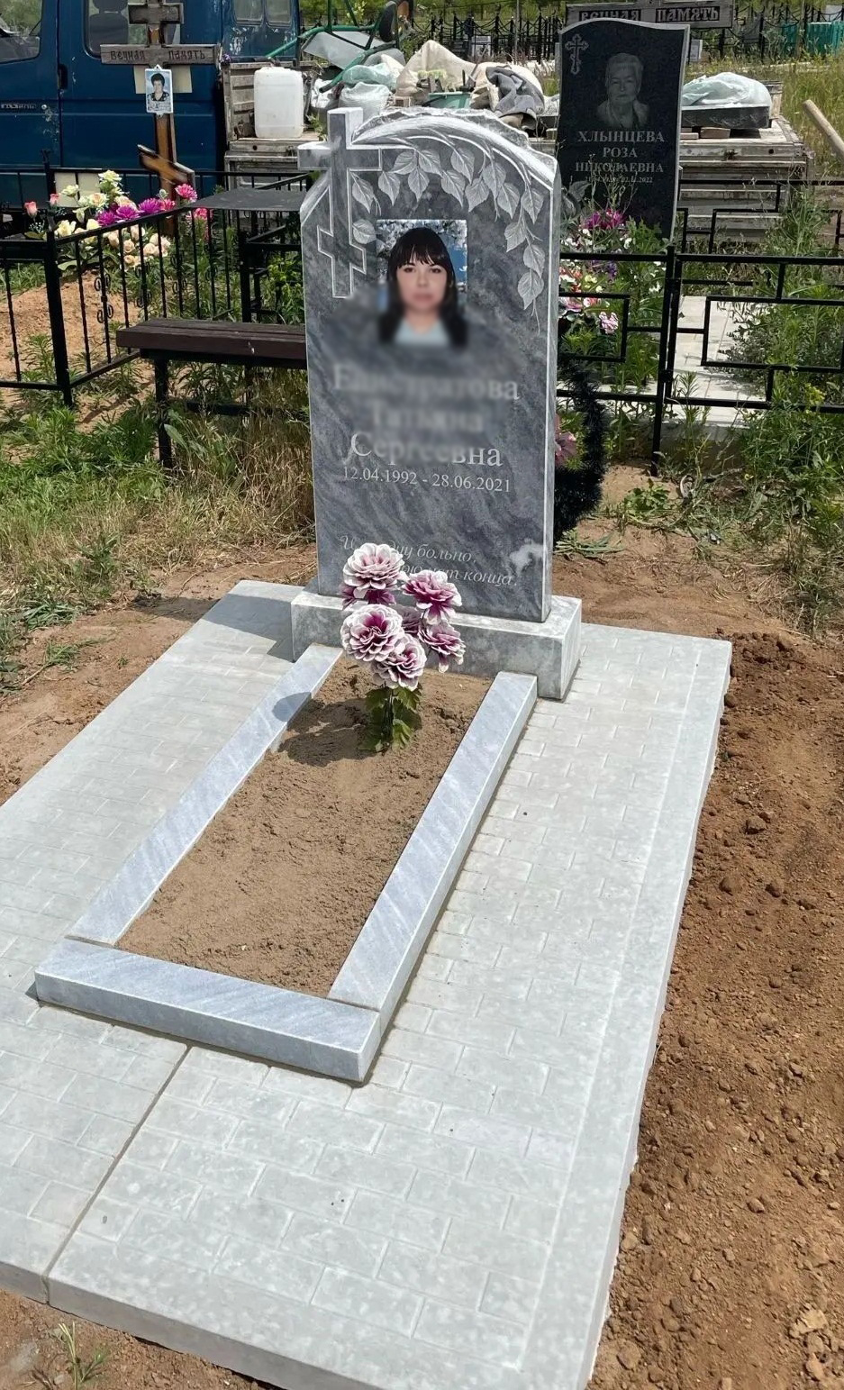 Мраморный памятник.